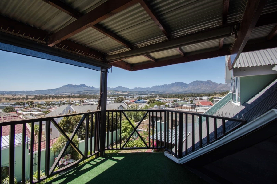 4 Bedroom Property for Sale in Mountainside Western Cape